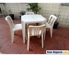 Conjunto de mesa com 04 cadeira em PVC da Marfinit