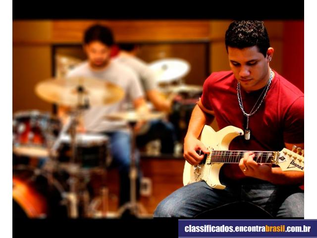 Mike - Guitarra, Violão e Contra-baixo